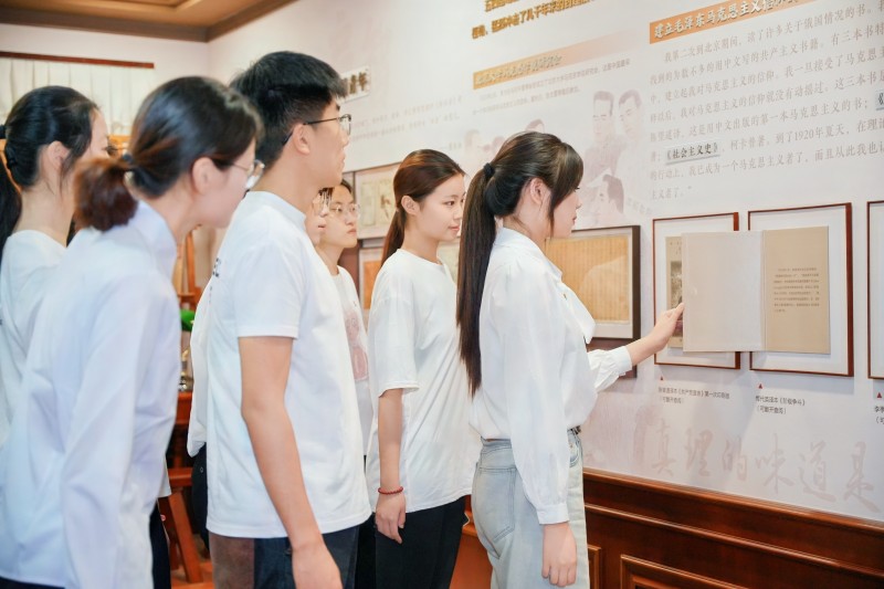 “常州三杰”青少年主题学习空间内，青年们驻足学习