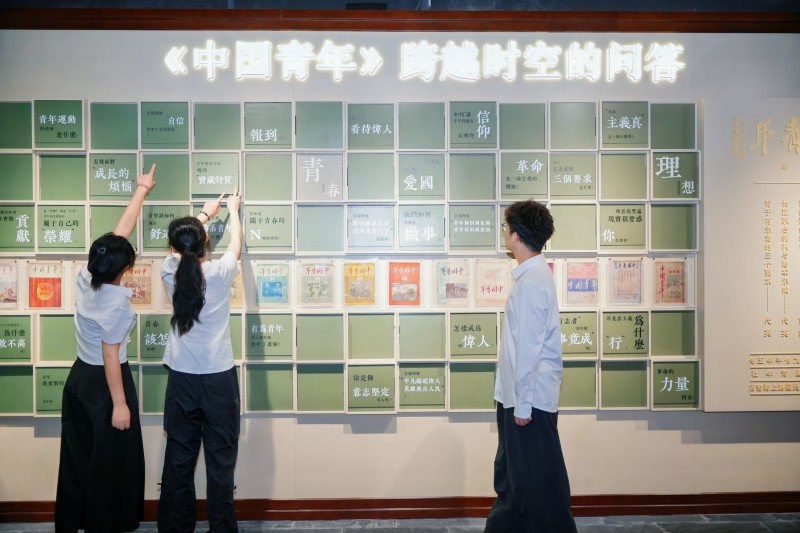 “常州三杰”青少年主题学习空间内，青年们驻足学习